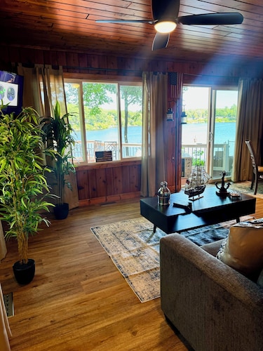 Cozy Waterfront Cottage - 2 private docks, kayaks, pedal boat, grill & firepit!