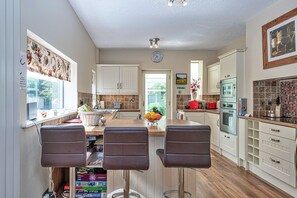 Geladeira, micro-ondas, fogão, lava-louças