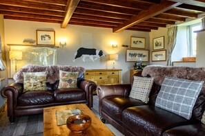 Smart TV, fireplace, DVD player - Shepherds Cottage at Mile House Farm (Hawes)