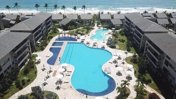 2 piscinas al aire libre