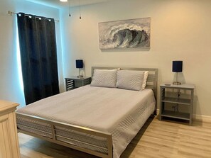 4 bedrooms, desk, iron/ironing board, travel crib - Jake's Cozy Corner (Ocala)