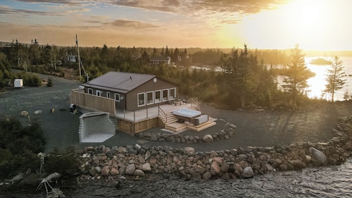 Lakeside Country Home with Handmade Wood Furniture, Hot Tub, Kayaks, 85”TV