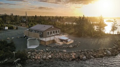 Lakeside Country Home with Handmade Wood Furniture, Hot Tub, Kayaks, 85”TV