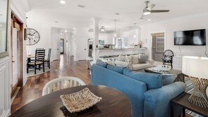 Casa, varias camas, patio, vista al jardín (License To Chill) | Área de sala de estar