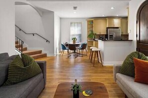 Smart TV, books - Walk to South Congress, 3BR Home + Garage (Austin)