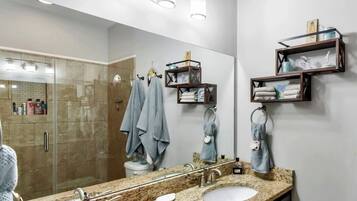 Suihku, hiustenkuivaaja, pyyhkeet, saippua