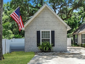 Property grounds - Pet friendly, beautiful mid island cottage only 3 miles from the beach! (St. Simons Island)