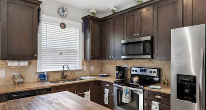 Pet friendly, beautiful mid island cottage only 3 miles from the beach!