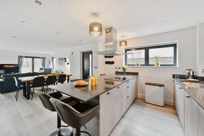 Fridge, microwave, stovetop, dishwasher