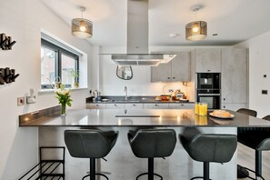 Fridge, microwave, stovetop, dishwasher