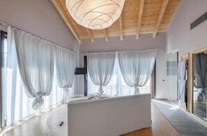 高級套房, 1 間臥室, 花園景觀 | 羽絨被、迷你吧、客房內保險箱、布置獨特