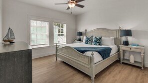 Casa, diversos llits, balcó, vistes al jardí (Serene Near the Sea/serene Stay on30A) | 8 dormitoris, decoració individual, mobiliari individual i escriptori 