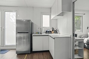 Kühlschrank, Mikrowelle, Wasserkocher mit Kaffee-/Teezubehör, Toaster
