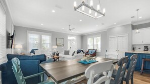 In-room dining - Sleeps 8; Community Pool, 5 Minute Walk to Beach Access (Santa Rosa Beach)