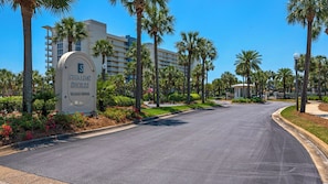 Property grounds - Spacious 2BR Condo w/ Partial Gulf Views, Pool, Across the Street From Beach! (Destin)