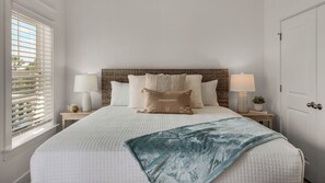 Ferienhaus, Mehrere Betten, Balkon, Gartenblick (Serene Stay on 30A) | 4 Schlafzimmer, individuell dekoriert, individuell eingerichtet