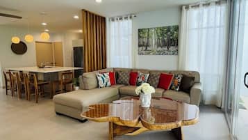 Family House, 3 Bedrooms, Private Pool | Living area