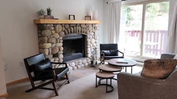 TV connectée, cheminée, livres