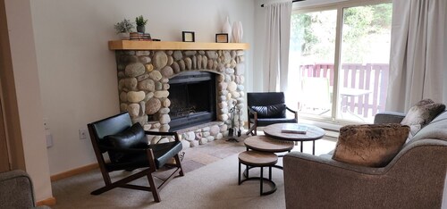3 Bedroom Centrally Located Ski In/Ski Out Condo in Panorama