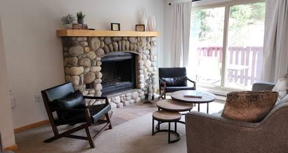 3 Bedroom Centrally Located Ski In/Ski Out Condo in Panorama