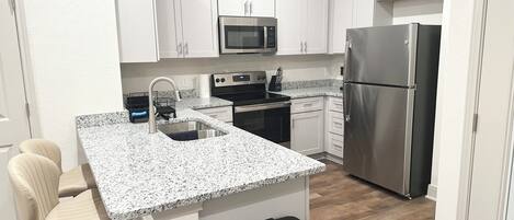 Réfrigérateur, micro-ondes, four, plaque de cuisson