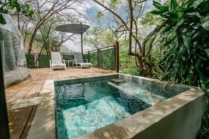 A pool area with a hot tub, lounge chairs, and a pergola. - Tortuga Verde Glamping (Sardinal)