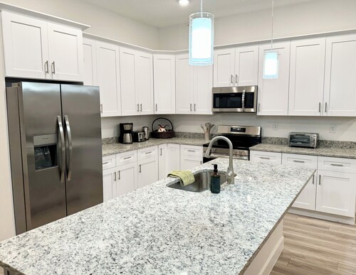 The Hub on Cypress Ave - walk to downtown Sanford