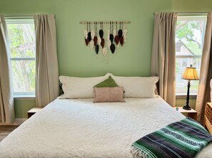 4 chambres, fer et planche à repasser, lit de bébé portatif
