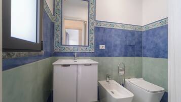 Dusj, hårføner, bidé og håndklær