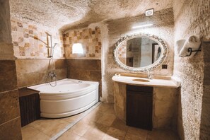 Deluxe Double Room | Bathroom | Jetted tub, rainfall showerhead, free toiletries, hair dryer - Turan Unique Cave Cappadocia (Nevsehir)