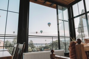 Café da manhã com buffet grátis todos os dias