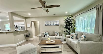 Cozy home with modern interior fur-baby friendly. Near The Golden Isles Georgia