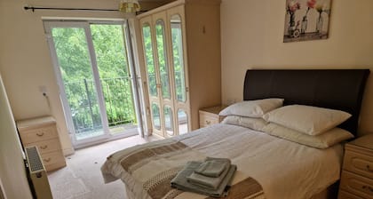 2 Bed Flat - Sleeps 4 - Parking - Wifi
