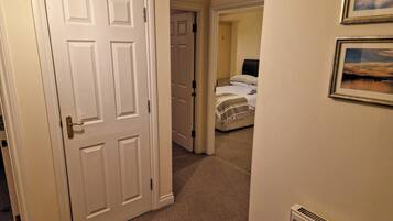 Apartment | Bathroom | Shower, towels, toilet paper