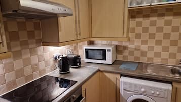 Apartamento | Cocina privada | Frigorífico, microondas, horno y placa de cocina