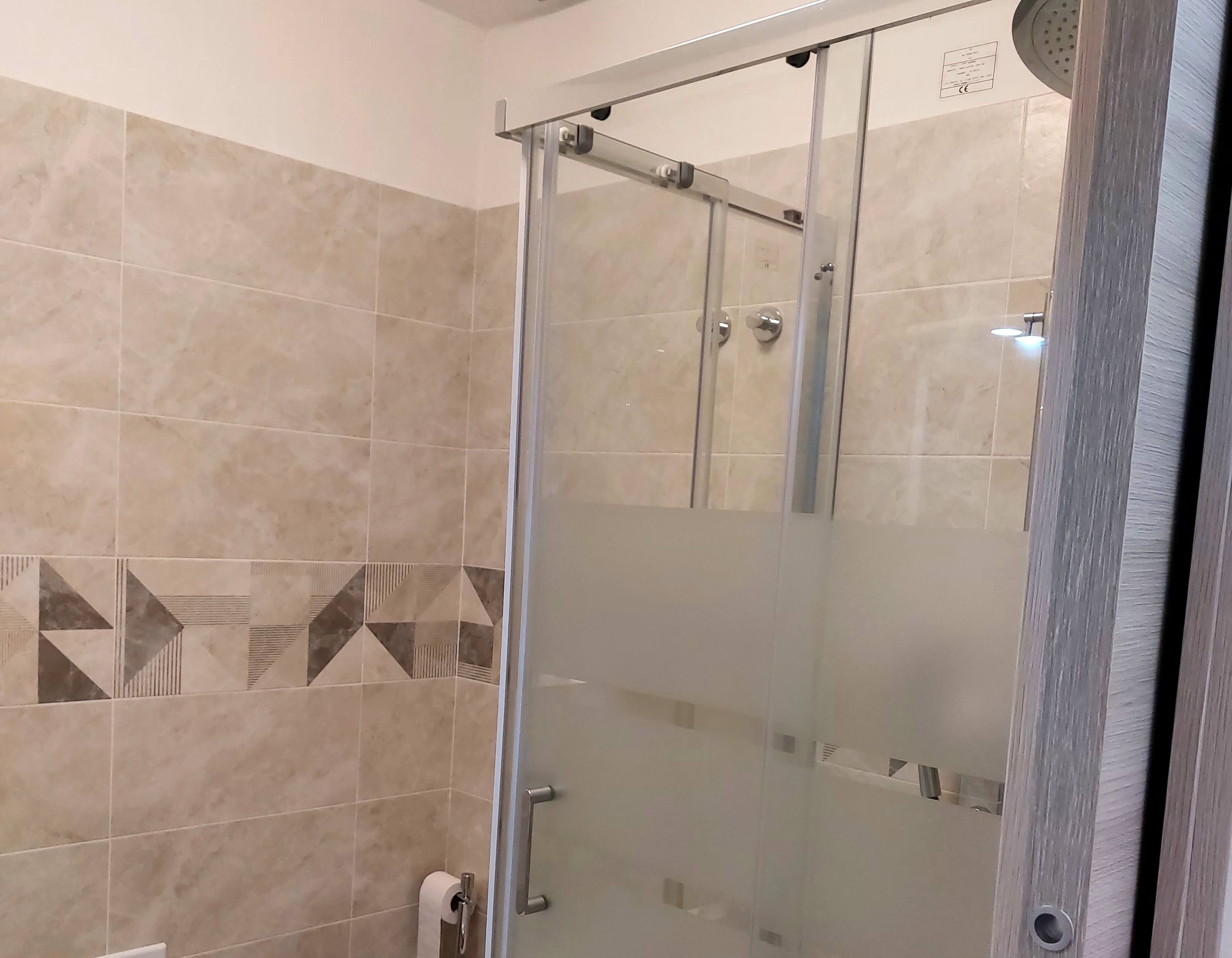 Douche, sèche-cheveux, bidet, serviettes fournies