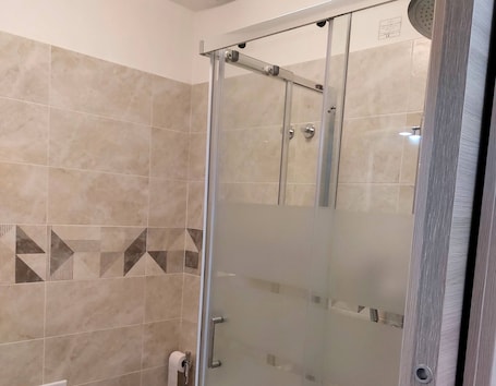 Shower, hair dryer, bidet, towels. App. Bijou iun: Q7105 Between St. Michael's Hill Park and M.Claro Park