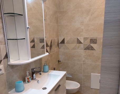 Shower, hair dryer, bidet, towels. App. Bijou iun: Q7105 Between St. Michael's Hill Park and M.Claro Park