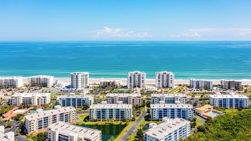 Oceanwalk Condo: Pool, Private Trails & Beach View