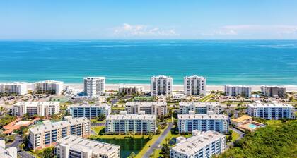 Oceanwalk Condo: Pool, Private Trails & Beach View