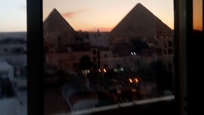 Room - Middle East pyramids view  (Giza)
