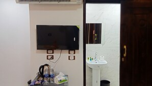 Bathroom - Middle East pyramids view  (Giza)