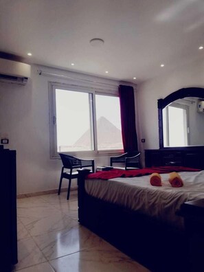 In-room safe, desk, iron/ironing board, free WiFi - Middle East pyramids view  (Giza)