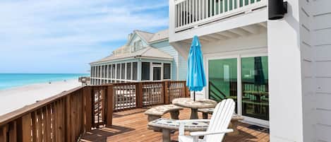 Casa, varias camas, patio, vista al océano (Sun 'n Surf) | Restaurante al aire libre