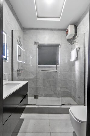 Shower, hair dryer, bidet, towels - Supreme Apartment - Welcome Home (Lekki)