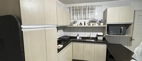 經濟公寓 | 私人廚房 | 微波爐、廚房用具/餐具/器皿