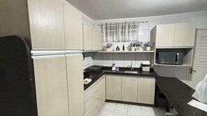Departamento económico | Cocina privada | Microondas y utensilios de cocina 