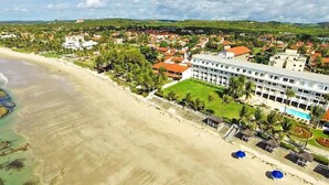 A coastal hotel with a beach view, a swimming pool, and a tennis court. - Marinas Tamandaré próximo à Carneiros  (Tamandaré)