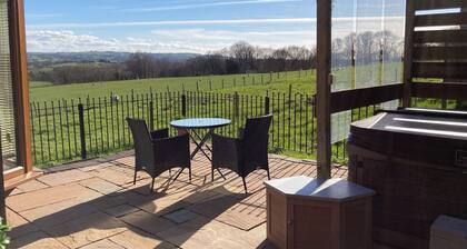 Quakerfield Lodge, with private hot tub
Fabulous views