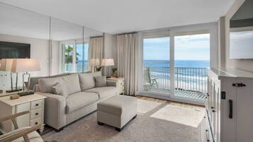 Condo, várias camas, sacada, vista para o oceano (BeachCrest 402) | Área de estar | TV de tela plana 42 polegadas com canais digitais